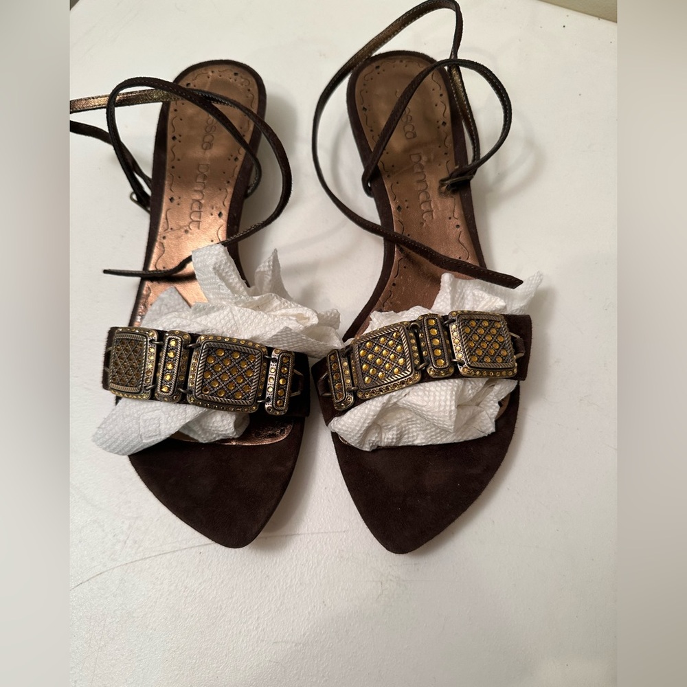JESSICA BENNETT sandals in excellent condition with ankle straps, brown suede